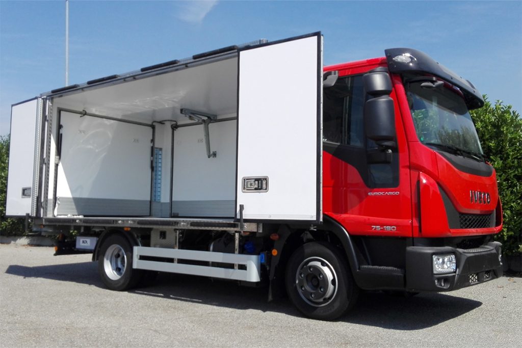 Allestimento isotermico / Cella isotermica / Cella frigo / Chassis / Furgone / Camion / Cella frigo / portellone / iveco eurocargo / porte basculanti / porte scorrevoli / allestimento negozio / motrice